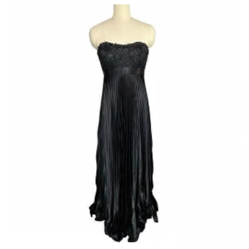 Badgley Mischka Black Satin Lace
Pleated Gown | Size6